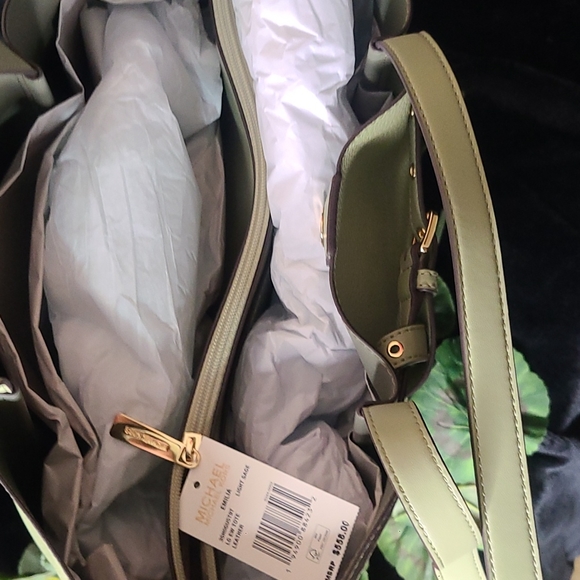 Michael Kors tote - Picture 6 of 7